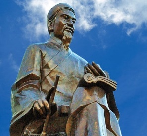 500 năm trước, Trạng Trình Nguyễn Bỉnh Khiêm đã viết: “Biển Đông vạn dặm dang tay giữ; Đất Việt muôn năm giữ trị bình; Chí những phù nguy xin gắng sức; Cõi bờ xưa cũ tổ tiên mình”